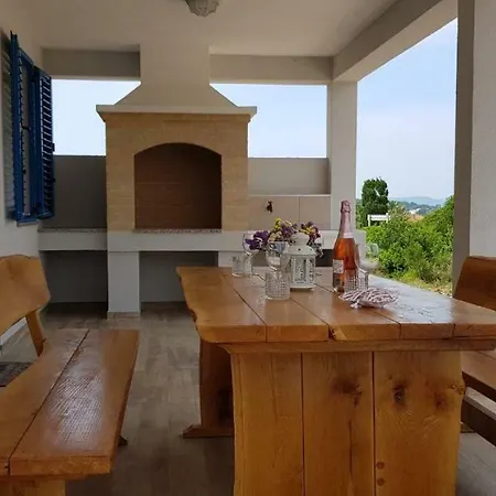 Sakarun - Ena فيلي رات