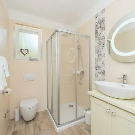 Sakarun - Ena بيت للعطل