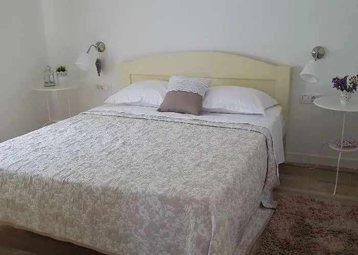 Sakarun - Ena Veli Rat